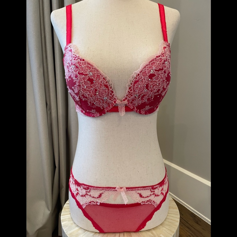 BRAND NEW NEVER WORN GORGEOUS VS RED LACY BRA & PANTY SET W/RHINESTONE DETAIL😍